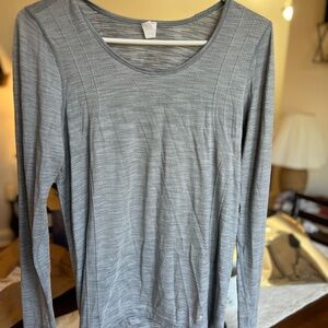 Under Armour Women's Heather Gray Long Sleeve Tee
